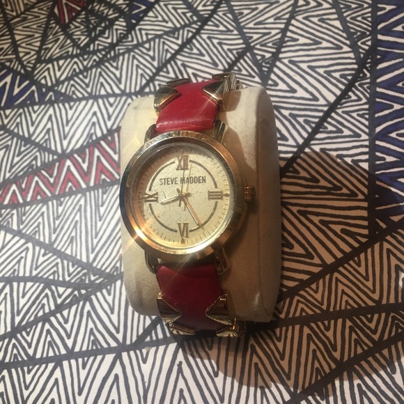 New Gold Steve Madden Watch/SALE - Picture 2 of 3